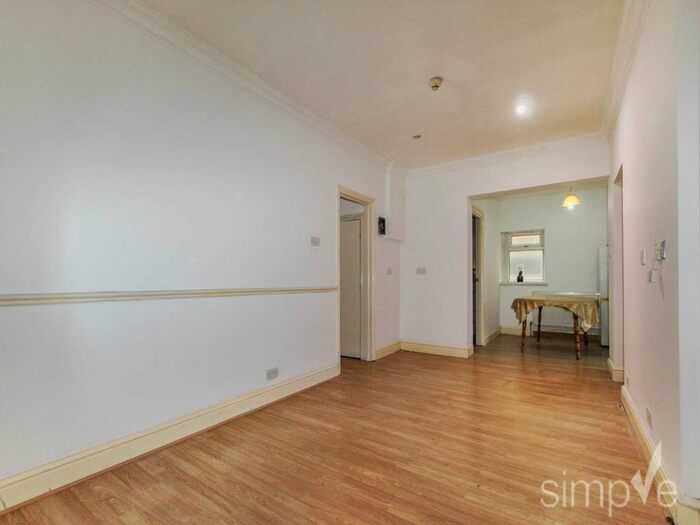 3 Bedroom Flat To Rent In Wimborne Avenue, Hayes, Middlesex, UB4