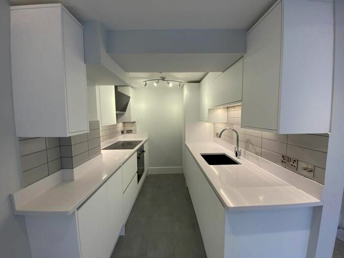 1 Bedroom Flat To Rent In High Street, Staines, TW18