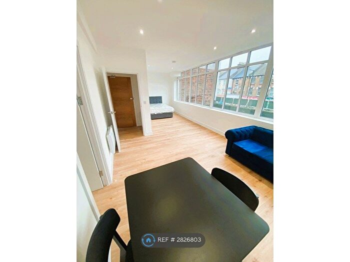 Studio To Rent In High Street, London, N12