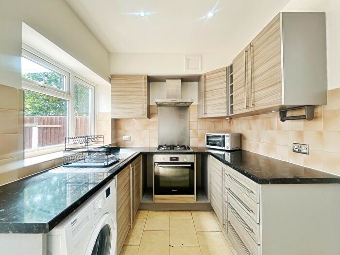 2 Bedroom House To Rent In Pond Road, Stratford, E15