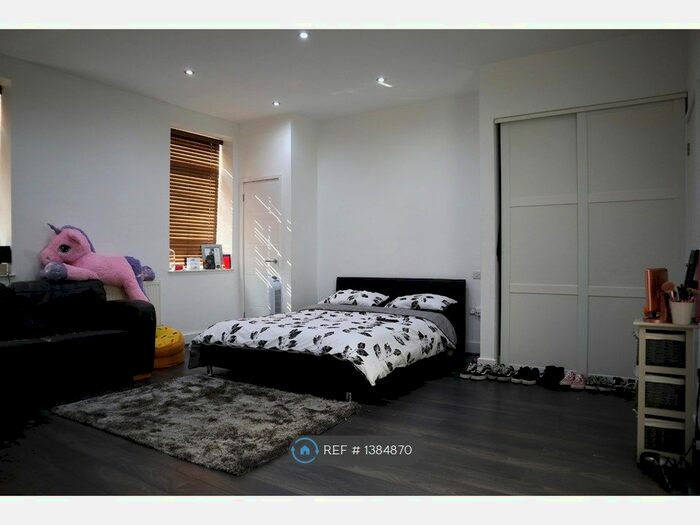 Studio To Rent In High Street, Bagshot, GU19