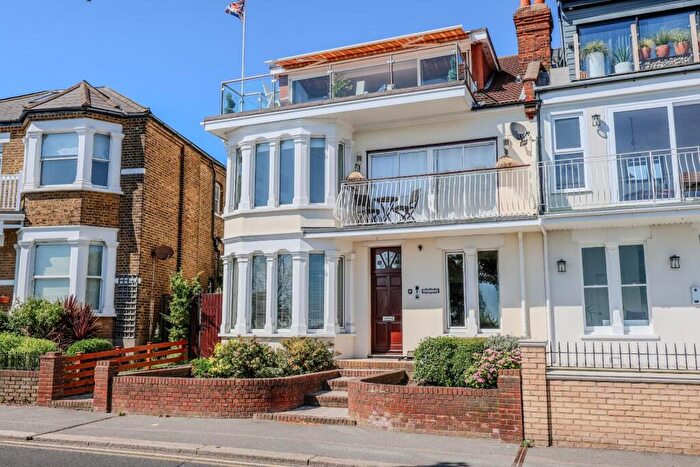2 Bedroom Flat For Sale In Grand Parade, Leigh-On-Sea, SS9