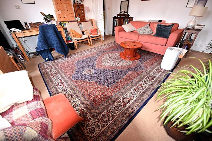 1 Bedroom Flat To Rent In Otley Road Flat, LS16