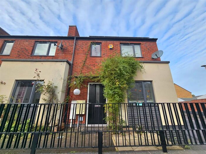 3 Bedroom End Of Terrace House To Rent In Ross Walk, Belgrave, Leicester, LE4