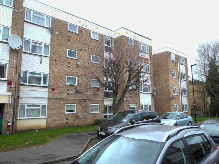 2 Bedroom Flat To Rent In Staines Road, Hounslow, TW3