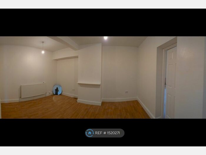 2 Bedroom Flat To Rent In Winmill Road, Dagenham, RM8