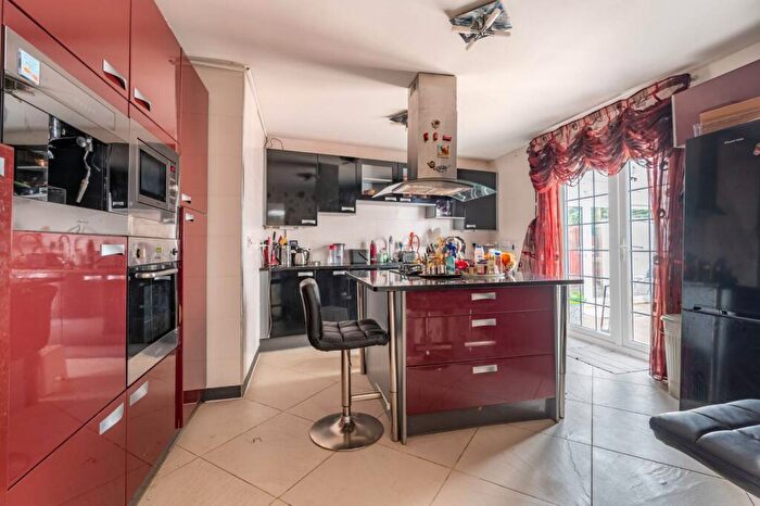 3 Bedroom House For Sale In Tudor Close, Kingsbury, London, NW9