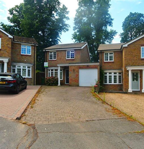 3 Bedroom Detached House To Rent In Weybridge, KT13