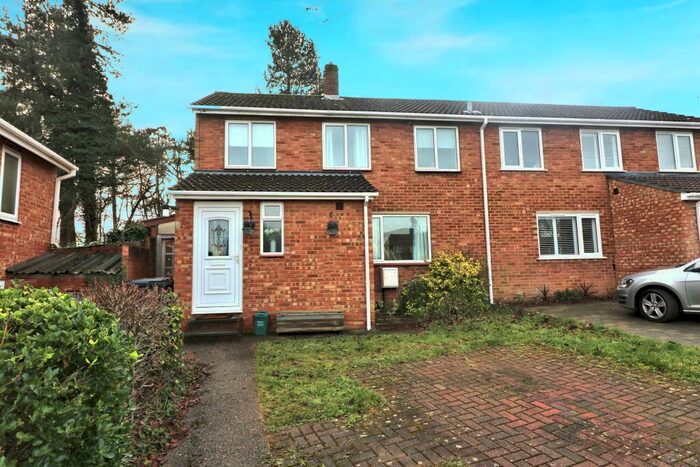 3 Bedroom Semi-Detached House To Rent In Windsor Rd, Welwyn, AL6