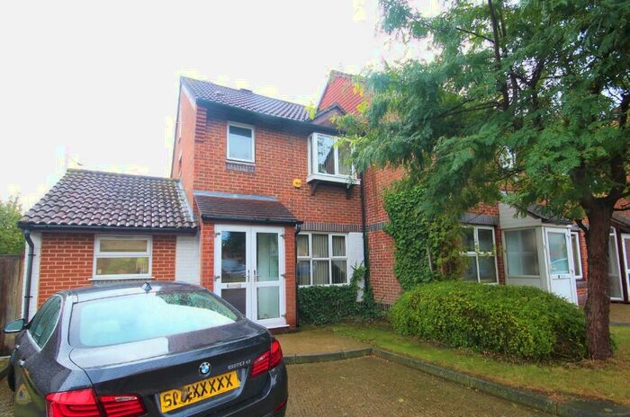 3 Bedroom End Of Terrace House To Rent In Hookstone Way, Woodford Green, Essex, IG8