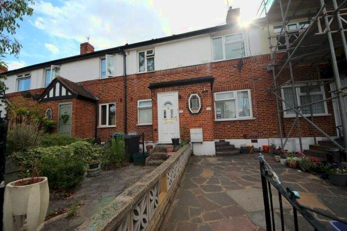 2 Bedroom Flat To Rent In Errol Gardens, New Malden, KT3