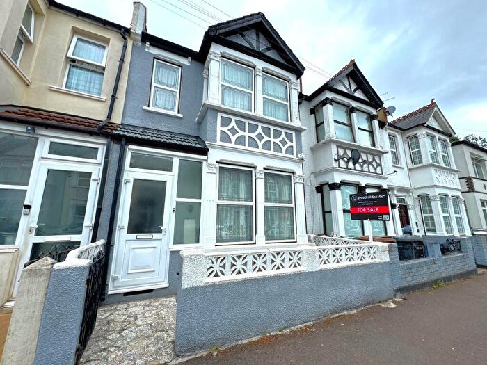 6 Bedroom Terraced House For Sale In West End Avenue, London, E10
