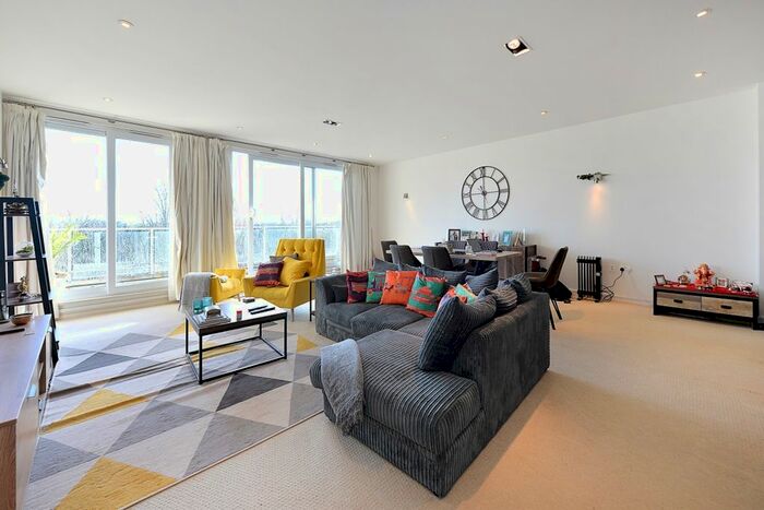 3 Bedroom Flat To Rent In Melliss Avenue, Kew, Richmond, TW9