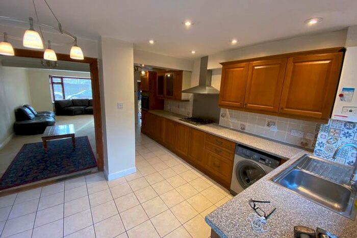 4 Bedroom Semi-Detached House To Rent In Ravensbourne Gardens, Ilford, IG5