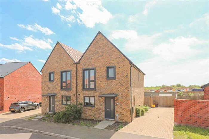 3 Bedroom Semi-Detached House For Sale In Saddler Drive, Hanwood Park, Kettering, NN15
