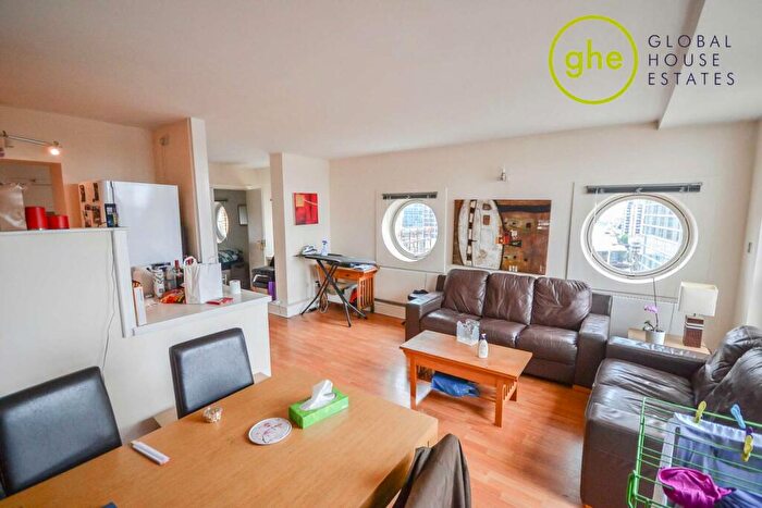 3 Bedroom Flat To Rent In Cascades Tower, Canary Wharf, London, E14