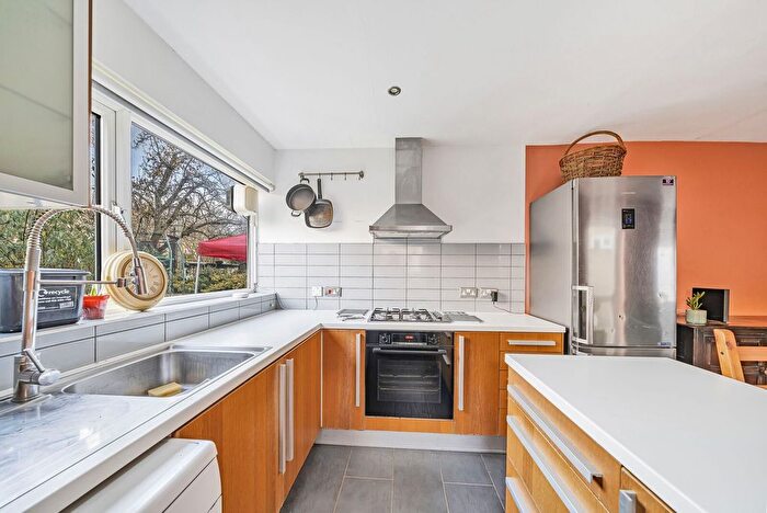 2 Bedroom Flat For Sale In Lausanne Road, Harringay, London, N8