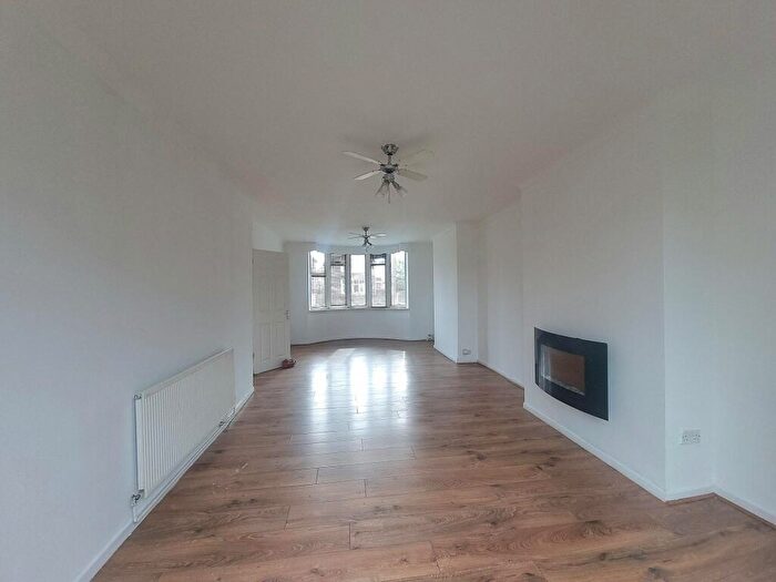 3 Bedroom House To Rent In Cemetery Road, Scunthorpe, DN16