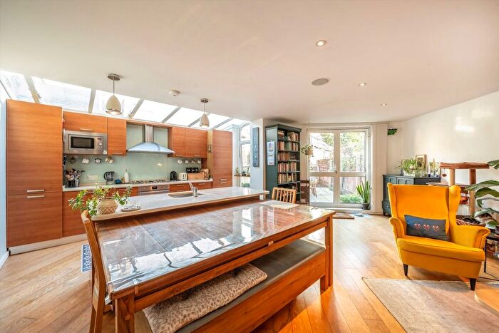 2 Bedroom Flat For Sale In Tregothnan Road, Clapham, SW9