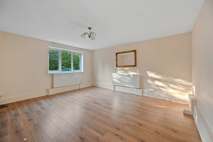 2 Bedroom Flat To Rent In Roughets Lane, Bletchingley, Redhill RH1