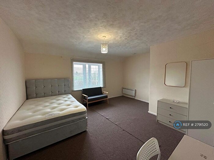 3 Bedroom Flat To Rent In University Area Available Now, Reading, RG6