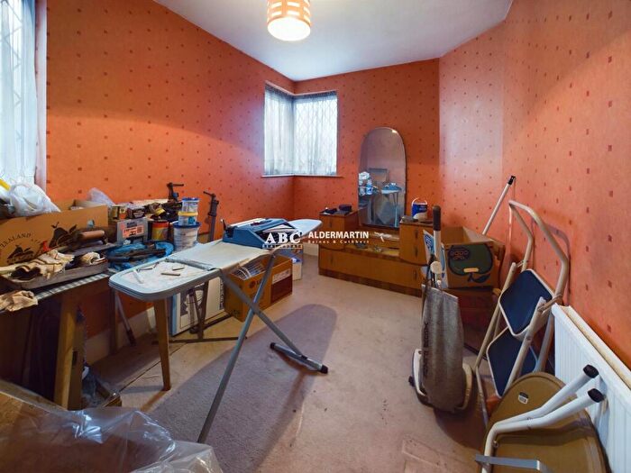 3 Bedroom Semi-Detached House For Sale In Westside, London, NW4