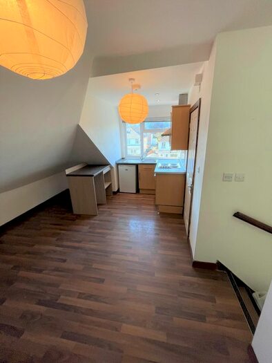 Studio To Rent In Bitterne Road West, Southampton, SO18