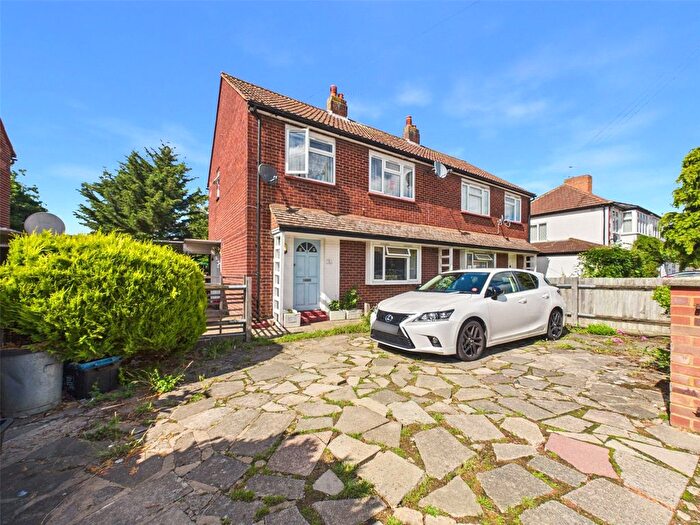 2 Bedroom Maisonette For Sale In Collingwood Close, Twickenham, TW2