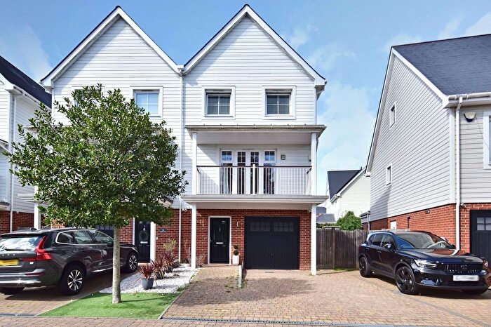 4 Bedroom Semi-detached House For Sale In Whitby Close, Snodland, ME6