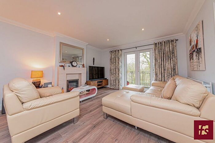 3 Bedroom Flat For Sale In Bonhomie Court, Broadcommon Road, RG10