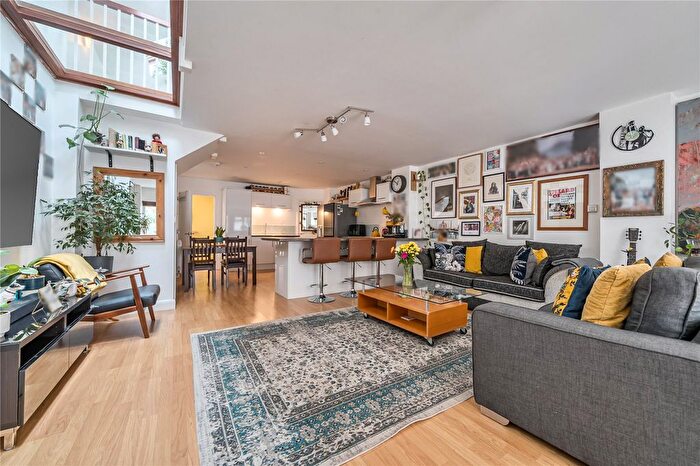 3 Bedroom Detached House For Sale In Pellatt Grove, Wood Green, London, N22