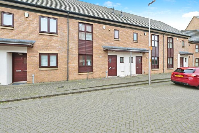 3 Bedroom Terraced House For Sale In Park Corner, Northampton, NN5