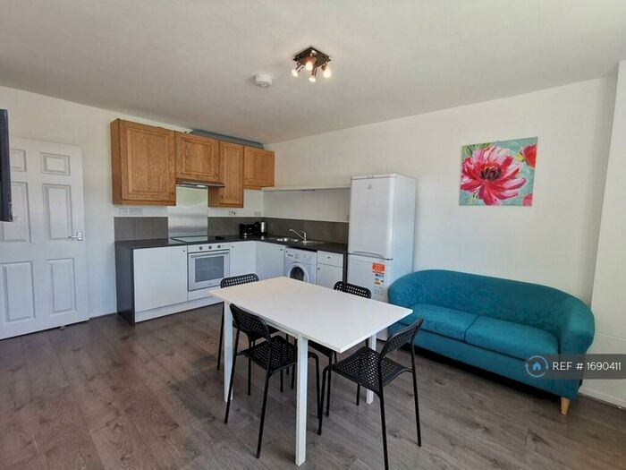 4 Bedroom Flat To Rent In Sovereign House, London, E1