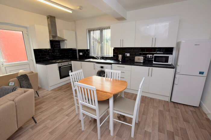 5 Bedroom Semi-Detached House To Rent In London Road /, Far Cotton, Northampton, NN4