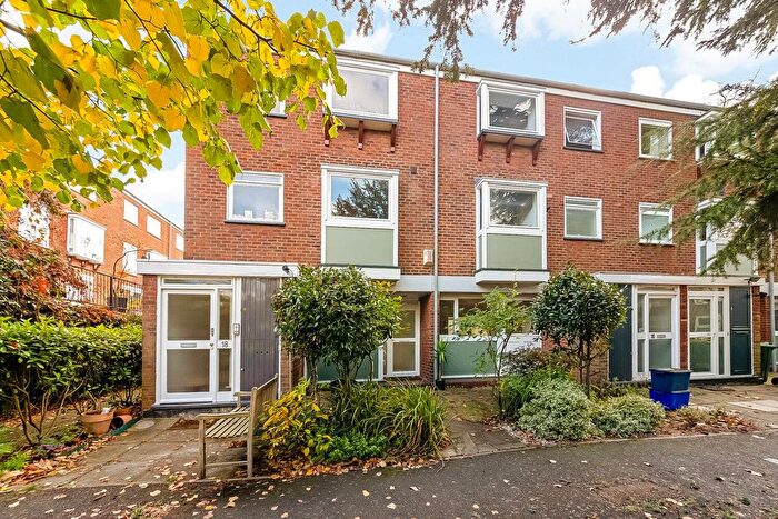 2 Bedroom Flat For Sale In Constable Walk, Dulwich, London, SE21
