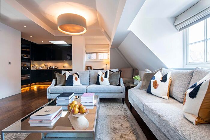 2 Bedroom Flat To Rent In Duke Street, Mayfair, London, W1K