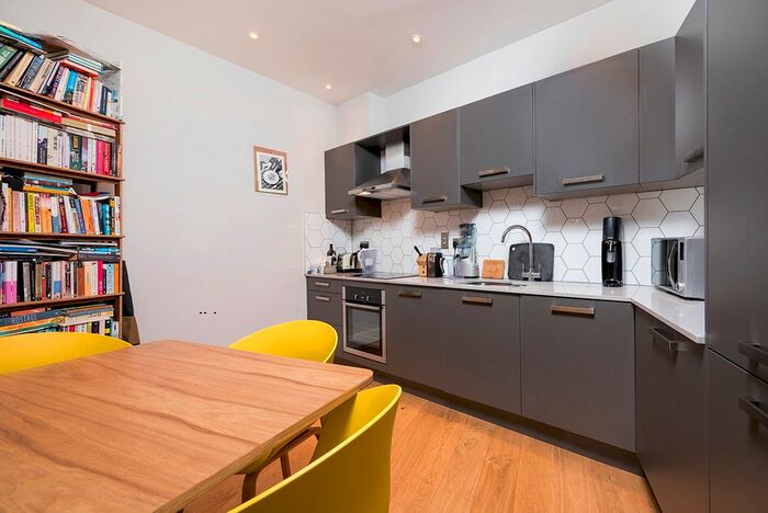 2 Bedroom Flat To Rent In Wilmer Place, London, N16