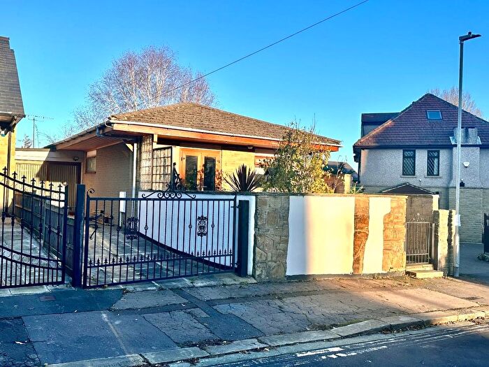 2 Bedroom Link Detached House For Sale In Vernon Close, Edgerton, Huddersfield, HD1