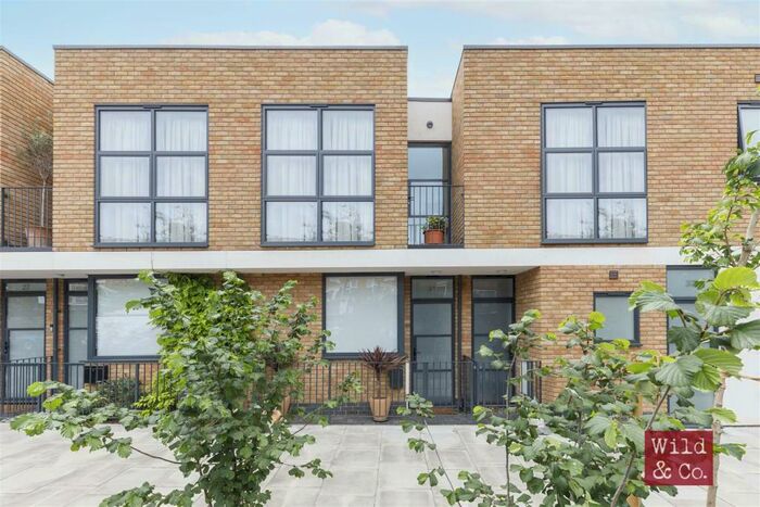 2 Bedroom House To Rent In Crossway, Dalston, N16