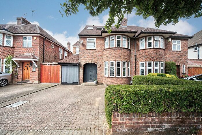 5 Bedroom Semi-Detached House For Sale In Wychwood Avenue, Luton, Bedfordshire, LU2