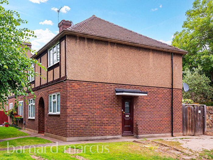 2 Bedroom Apartment To Rent In Fyfield Road, Enfield, EN1
