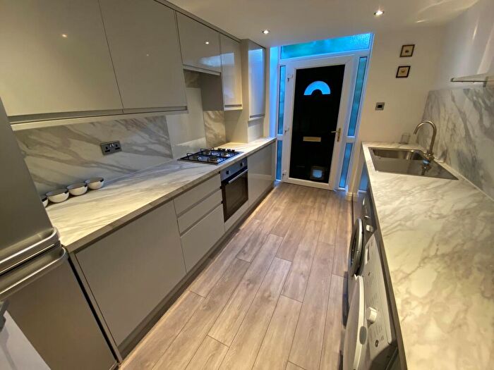 2 Bedroom Apartment To Rent In Kirkstall Lane, Leeds, LS6