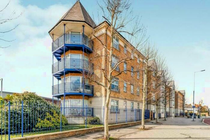 4 Bedroom Apartment To Rent In Kew Court - North Kingston, KT2