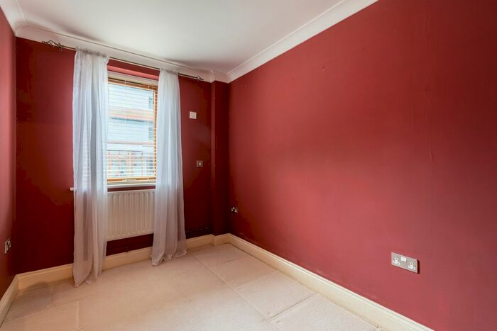2 Bedroom Flat To Rent In Cantelupe Road, East Grinstead, RH19