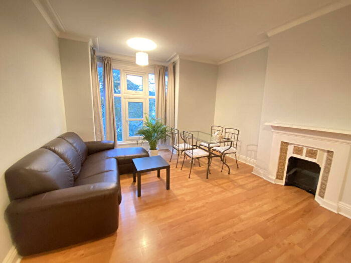 2 Bedroom Apartment To Rent In Oakwood Avenue, Leeds, West Yorkshire, LS8