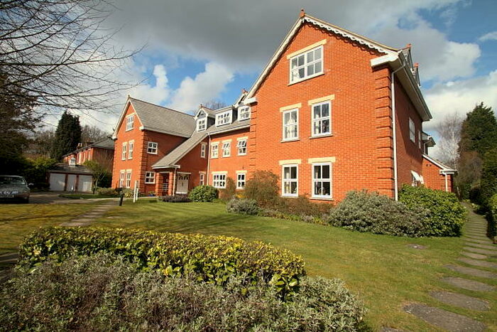 2 Bedroom Flat To Rent In Broomhall Road, Woking, GU21