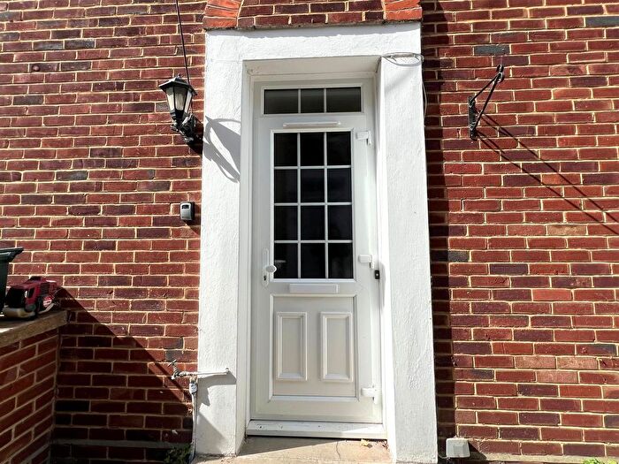 2 Bedroom Maisonette To Rent In Gloucester Close, Thames Ditton, KT7