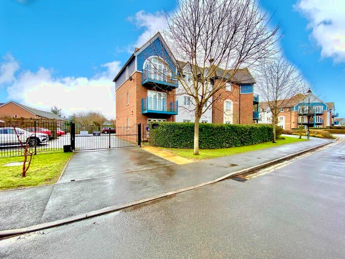 2 Bedroom Flat To Rent In The Lakes, Larkfield, Aylesford, ME20