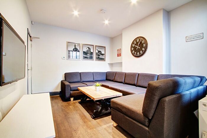 6 Bedroom Terraced House To Rent In Kimbolton Avenue, Nottingham, NG7