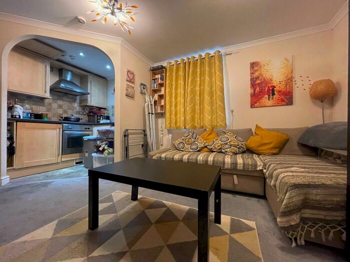 1 Bedroom Flat To Rent In Clarence Street, Swindon, SN1